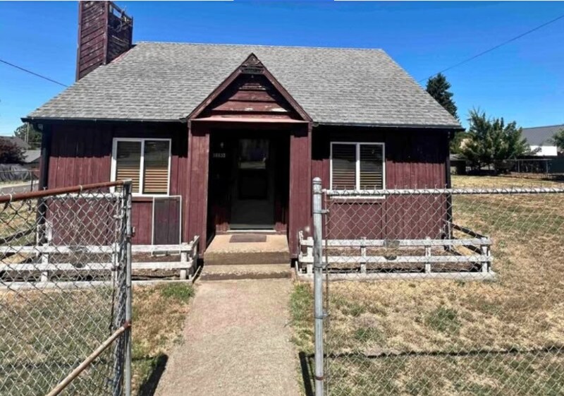 38835 Pleasant St in Sandy, OR - Building Photo