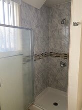 338 E 36th St, Unit Five br 4 bath 4 parking in Los Angeles, CA - Foto de edificio - Building Photo