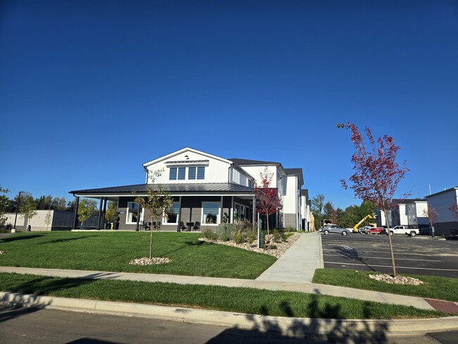 Flats on 10th in Jeffersonville, IN - Foto de edificio - Building Photo