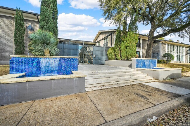 10203 Regal Oaks Dr in Dallas, TX - Building Photo - Building Photo