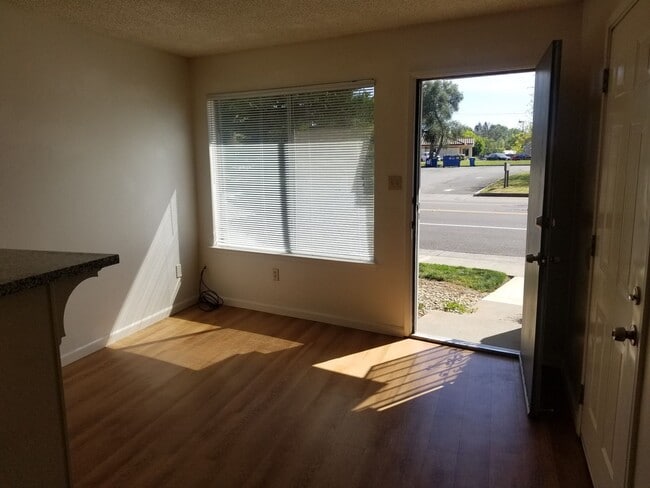 8907 Sierra St in Elk Grove, CA - Building Photo - Building Photo