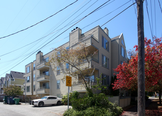 Alki Place Apartments in Seattle, WA - Building Photo - Building Photo