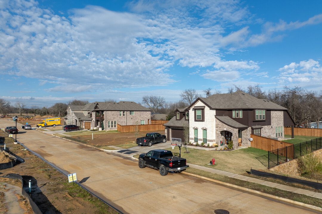 Mockingbird Hills in Joshua, TX - Foto de edificio