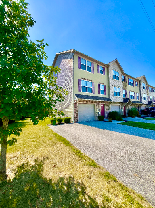 209 High Pointe Dr in Spring Grove, PA - Foto de edificio