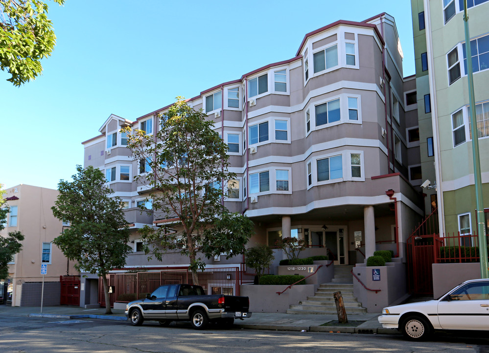 Irene Cooper Terrace in Oakland, CA - Foto de edificio