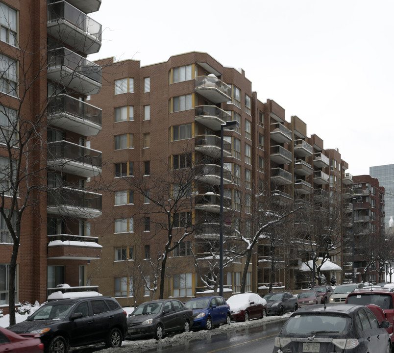 600 de la Montagne in Montréal, QC - Building Photo