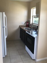 805 Foresteria Dr, Unit B in West Palm Beach, FL - Foto de edificio - Building Photo