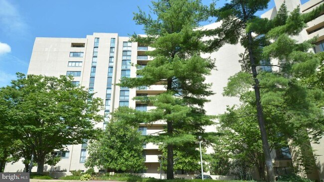 1101 S Arlington Ridge Rd in Arlington, VA - Building Photo - Building Photo