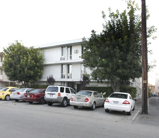 The Town House in Valley Village, CA - Foto de edificio - Building Photo