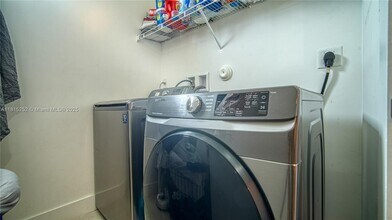 10360 NW 68th Ter in Doral, FL - Building Photo - Building Photo