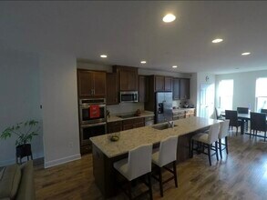 8828 Englewood Farms Dr in Manassas, VA - Foto de edificio - Building Photo