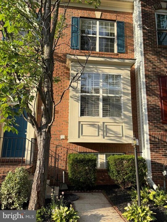 46239 Milthorn Terrace in Sterling, VA - Building Photo