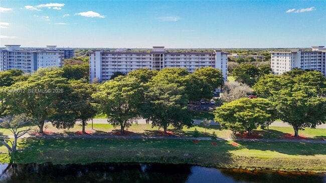 605 Oaks Dr in Pompano Beach, FL - Building Photo - Building Photo