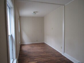 42 Saratoga Ave-Unit -2W in Mechanicville, NY - Building Photo - Building Photo