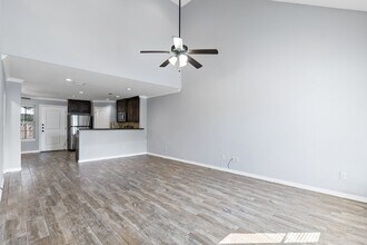 727 Dominik Dr in College Station, TX - Foto de edificio - Building Photo