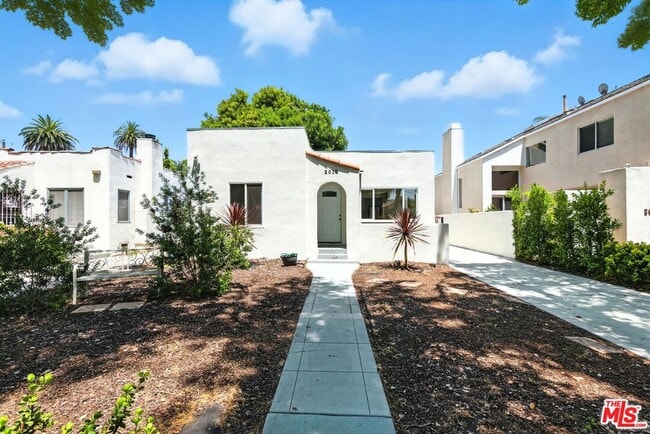 2010 Glendon Ave in Los Angeles, CA - Building Photo - Building Photo