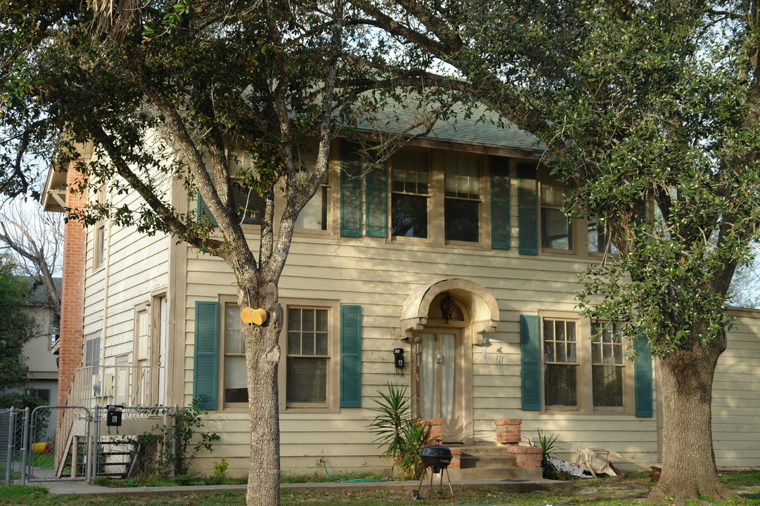 700 Richard Ave in Kingsville, TX - Building Photo