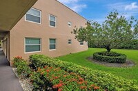 632 Burgundy N in Delray Beach, FL - Foto de edificio - Building Photo