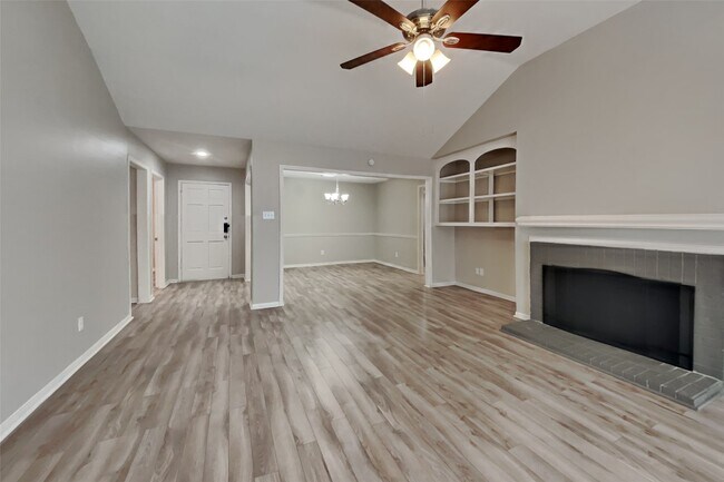 17918 Seven Pines Dr in Spring, TX - Foto de edificio - Building Photo