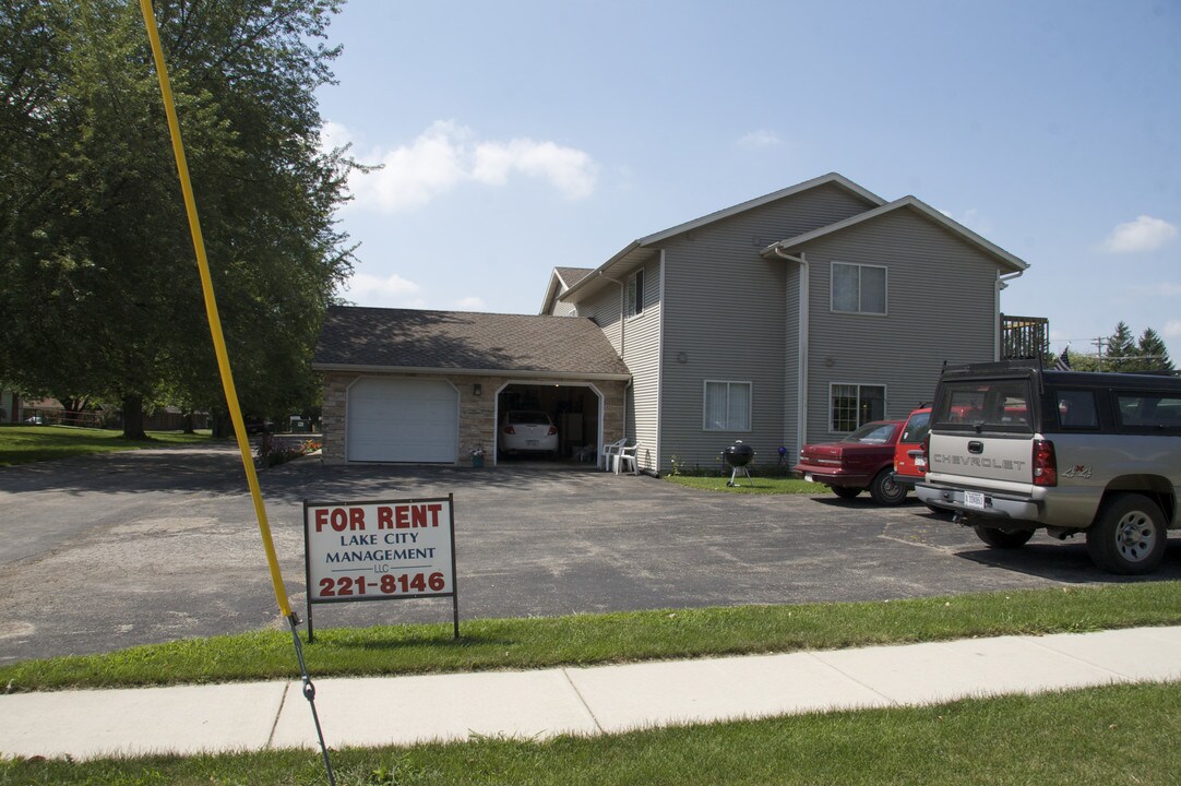 140 Veterans Rd in Stoughton, WI - Building Photo