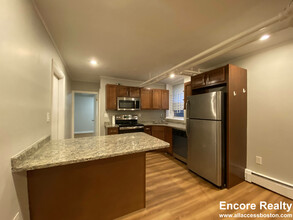 7 Forest St, Unit B2 in Cambridge, MA - Foto de edificio - Building Photo