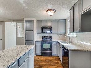 7124 Summerset Dr in Benbrook, TX - Building Photo - Building Photo