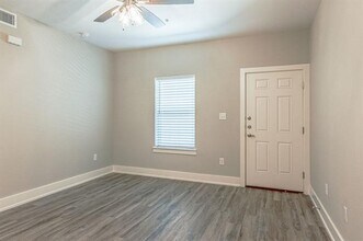 115 W Jones St-Unit -105 in Krum, TX - Building Photo - Building Photo