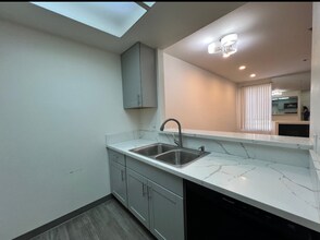 19350 Sherman Way, Unit 125 in Reseda, CA - Foto de edificio - Building Photo