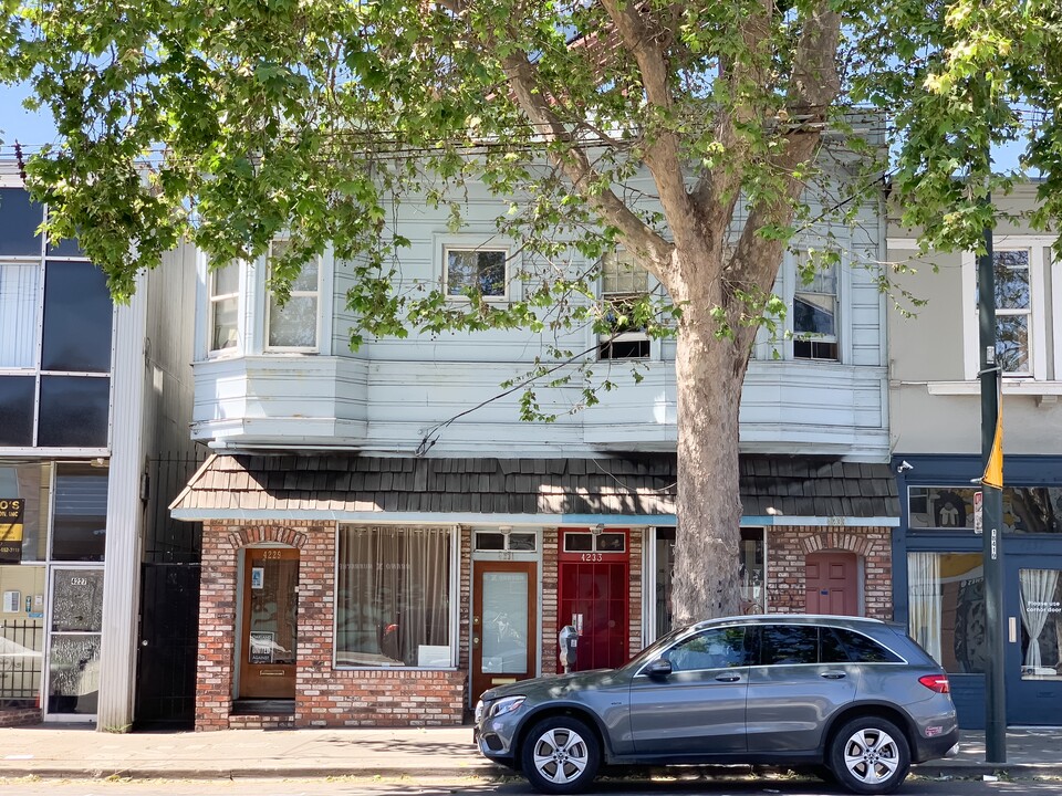 4235 Telegraph Ave in Oakland, CA - Building Photo