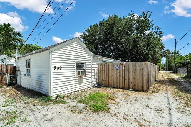909 N Palmway in Lake Worth Beach, FL - Building Photo - Building Photo