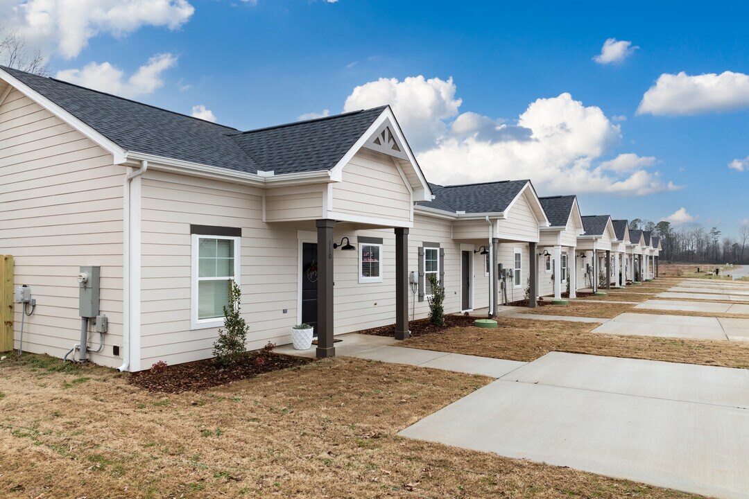 Welcome to Indian Creek Townhomes in Huntsville, AL - Foto de edificio