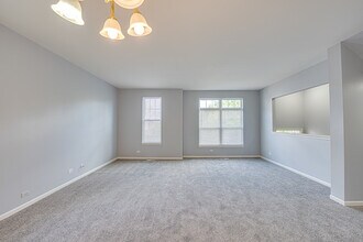 3355 Kentshire Cir in Aurora, IL - Building Photo - Building Photo