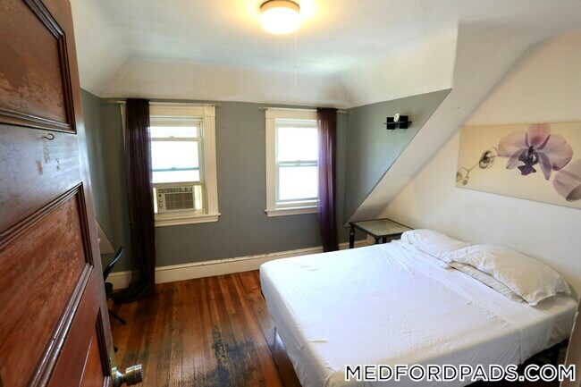 124 Forest St in Medford, MA - Foto de edificio - Building Photo