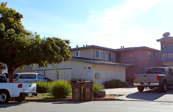 Harris Court in Hayward, CA - Foto de edificio - Building Photo