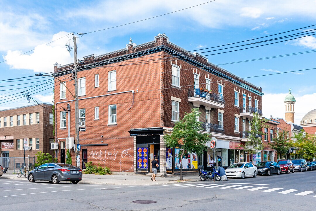 221-231 Saint-Viateur Rue O in Montréal, QC - Building Photo