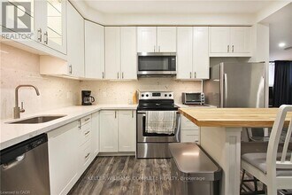 23 Scarletwood St in Hamilton, ON - Building Photo - Building Photo