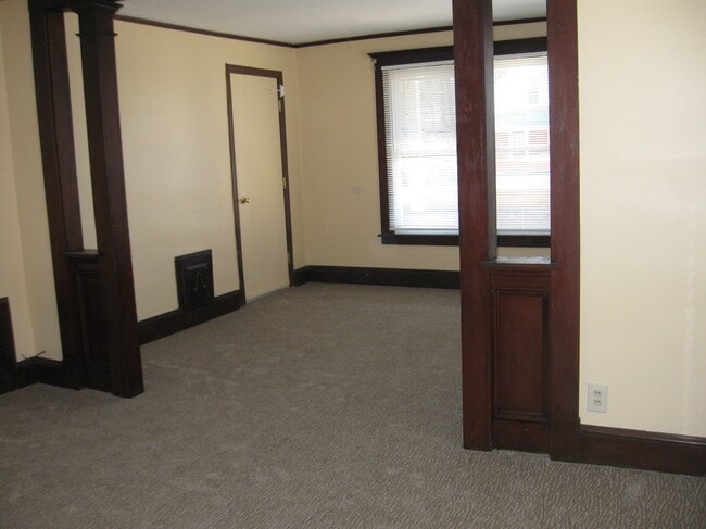 43 George St, Unit 2 floor in Bristol, CT - Foto de edificio - Building Photo