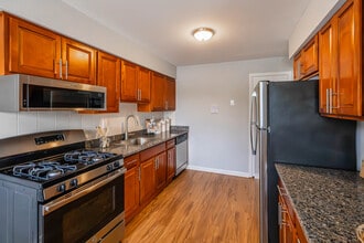 Edison and Blueberry Village in Edison, NJ - Building Photo - Interior Photo