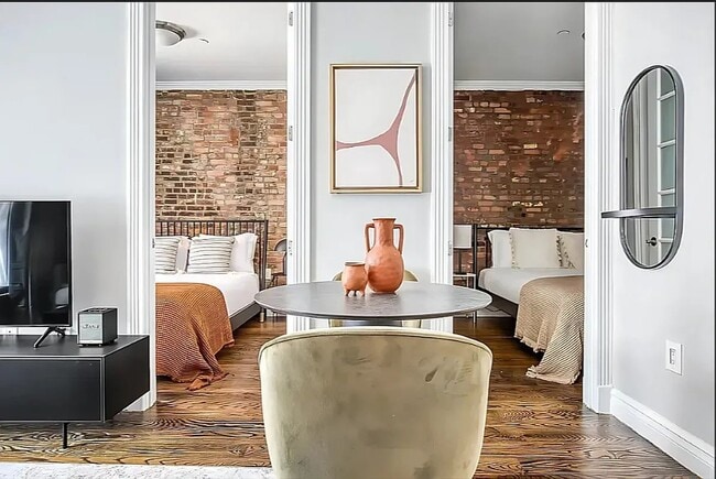 438 W 52nd St