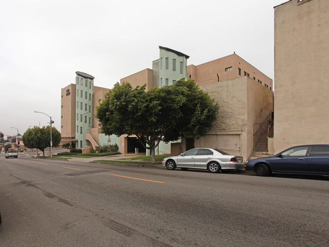 Steel Plaza Apartments in Los Angeles, CA - Building Photo - Building Photo