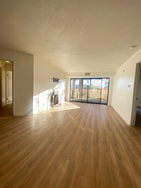 9785 Mesa Springs Way, Unit 71 in San Diego, CA - Foto de edificio