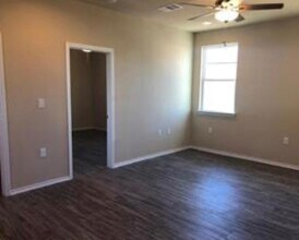 1300 Hausman Dr in Lockhart, TX - Building Photo - Building Photo