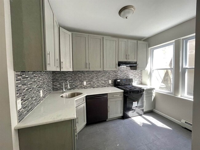 5202 Bergenline Ave in West New York, NJ - Building Photo - Building Photo