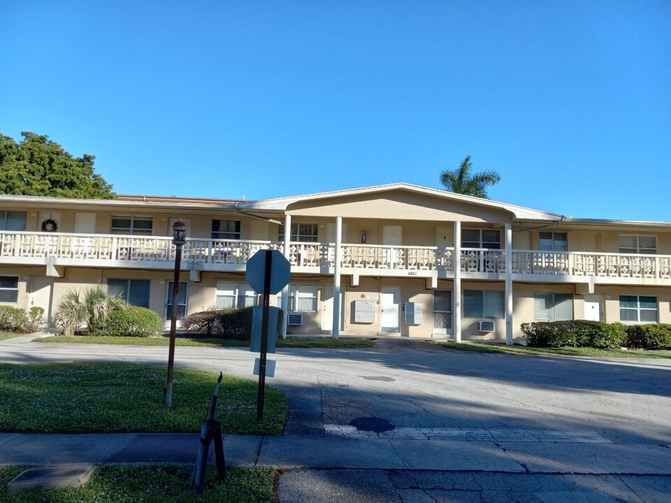 6851 Cypress Rd in Plantation, FL - Building Photo