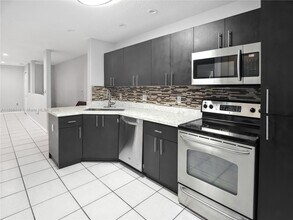 5755 NW 109th Ave in Doral, FL - Foto de edificio - Building Photo