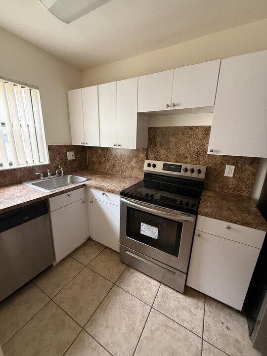 2444 NW 52nd Ave in Lauderhill, FL - Building Photo