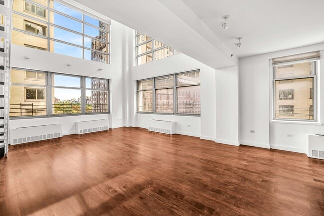 100 W 58th St in New York, NY - Building Photo - Building Photo