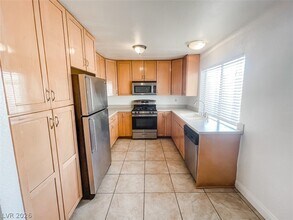 7038 Hillcroft Way in Las Vegas, NV - Building Photo - Building Photo