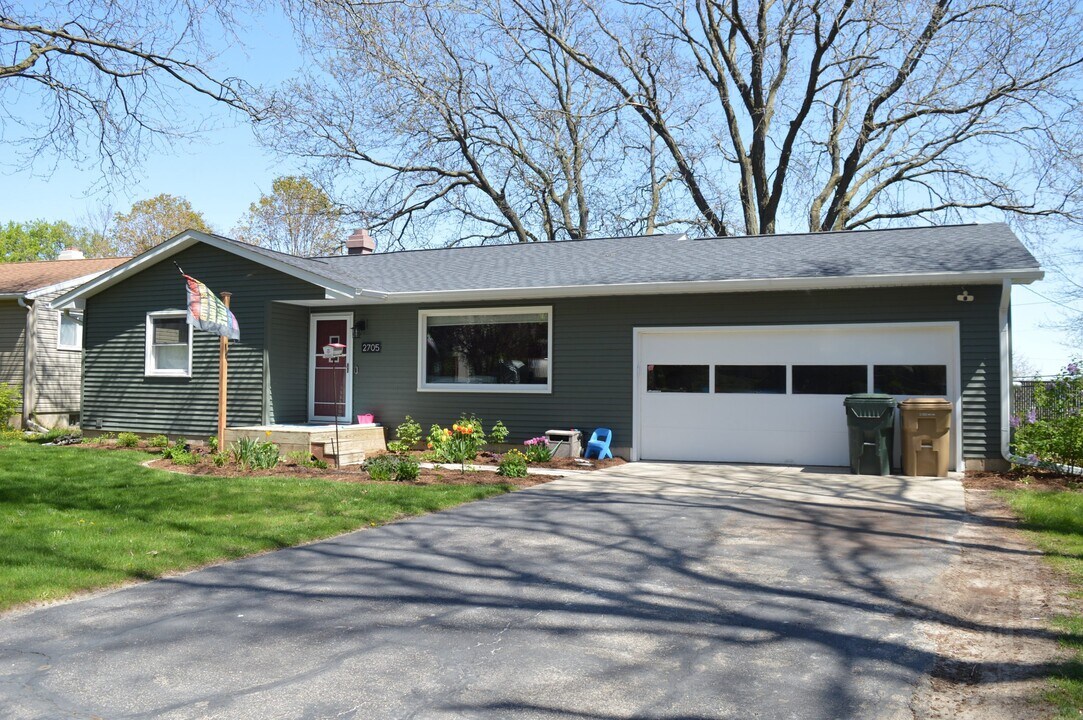 2705 Victoria Ln in Madison, WI - Building Photo