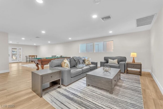 2868 Vista Del Sol Ave